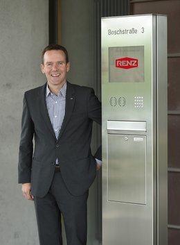 Armin Renz am firmeneigenen Briefkasten. Foto: Renz