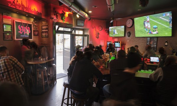 Das Corner von innen: Links unter dem VfB-Schild ist Stuttgarts derzeit berüchtigtstes Video entstanden. 