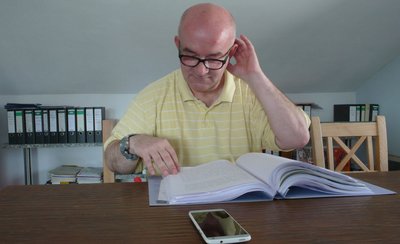 Detlev Zander heute vor seinem Aktenordner voller schlechter Erinnerungen. Foto: Susanne Stiefel