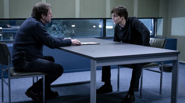 Kommissar Nadler (Bjarne Mädel, links) bekommt vom Verhörten (Franz Hartwig) nicht die Informationen, nach denen er sucht.