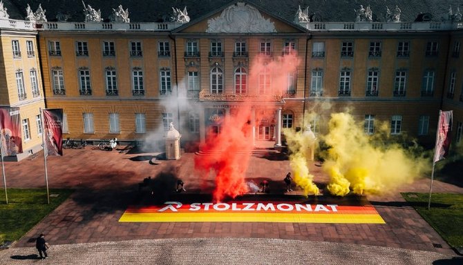 Aktion der Identitären zu Christopher Street Day und Pride Month am Karlsruher Schloss. Screenshot: Telegram-Kanal von Reconquista21