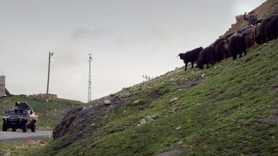 Panzerfahrzeug im braun-grünen Cizre.