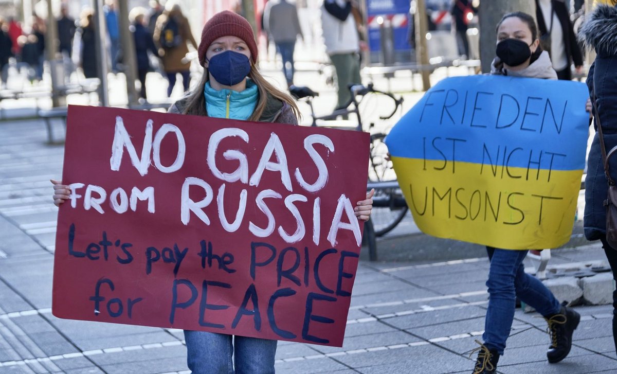 Kein Gas aus Russland – das dürfte hiesige Putin-Erdgas-Freunde nicht erfreuen. Friedensdemo am 27. Februar in Stuttgart. Fotos: Joachim E. Röttgers