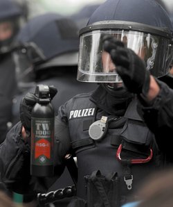 "Härteres Vorgehen": Polizist, mit Pfefferspray und Reizgas ausgestattet, im Stuttgarter Schlossgarten. Foto: Joachim E. Röttgers