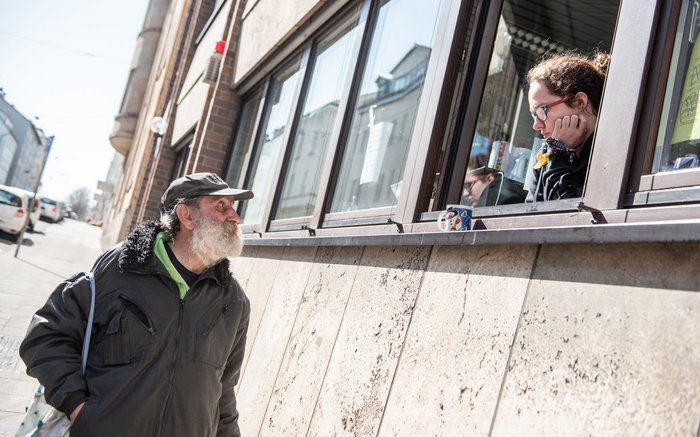 Hilfe auch im Café 72, Stuttgart-Bad Cannstatt: Bedürftige können sich hier mit dem Nötigsten versorgen. Auch eine Arztsprechstunde gibt es. Foto: Jens Volle