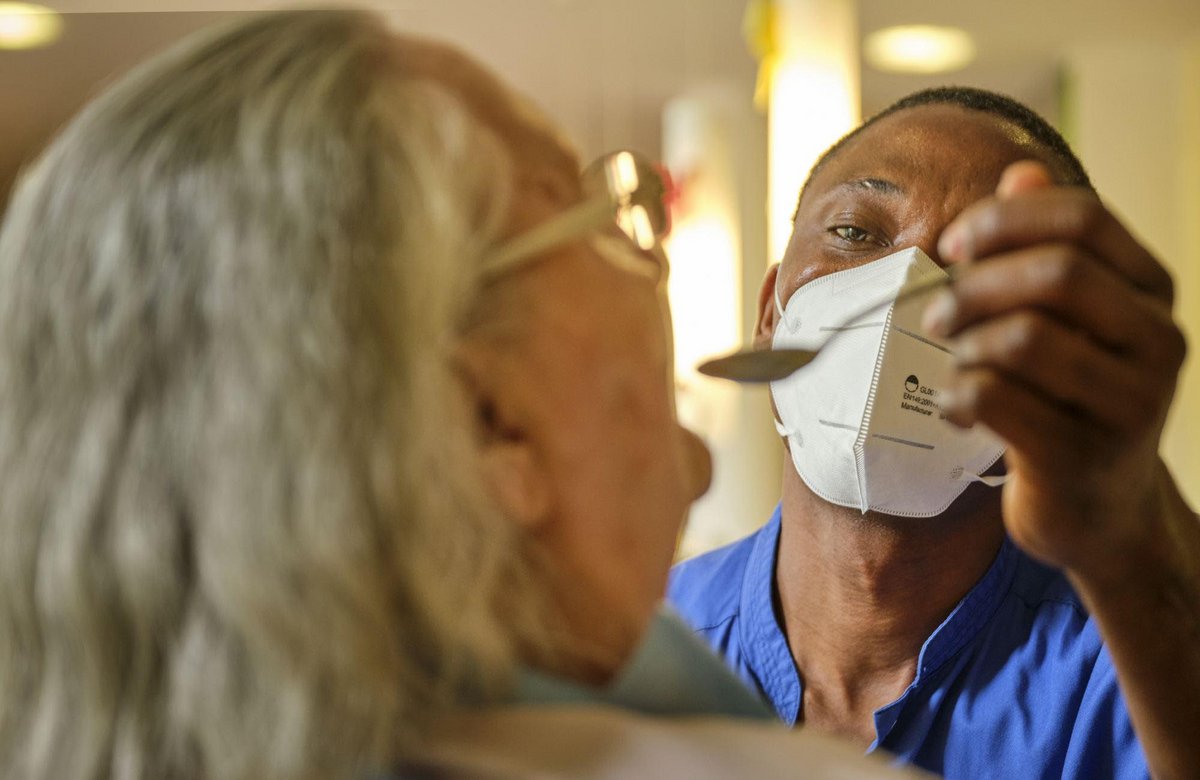 Daniel Ebosele aus Nigeria betreut pflegebedürftige Menschen. Trotzdem hat er kein Aufenthaltsrecht. Wir haben ihn im Juni besucht.  Daniel Ebosele aus Nigeria betreut pflegebedürftige Menschen. Trotzdem hat er kein Aufenthaltsrecht. Wir haben ihn im Juni besucht.