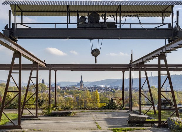Krananlagen des Steinbruchs Schauffele, Industriedenkmal und Herzstück des Travertinparks, mit Blick auf Bad Cannstatt.