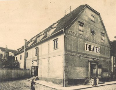 Postkarten-Ansicht: Das Theater um 1930. Das Haus in der Strohstraße wurde 1979 abgerissen und 1982 durch den heutigen Neubau ersetzt. Abbildung: Stadtarchiv Esslingen