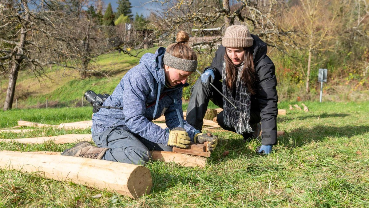 Ein Arbeitstag auf der Allmende Uhlbach. Mehr Handwerker:innen zeigt die Klickstrecke.