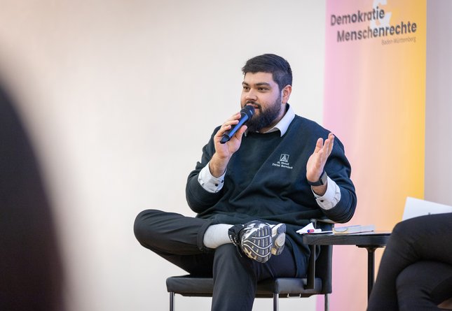 Danial Bamdadi im Januar 2025 beim Festakt zum einjährigen Bestehen des Bündnisses für Demokratie und Menschenrechte Baden-Württemberg, in dem alle demokratischen Parteien, Kirchen und zig Verbände und Vereine vertreten sind. Foto: Julian Rettig