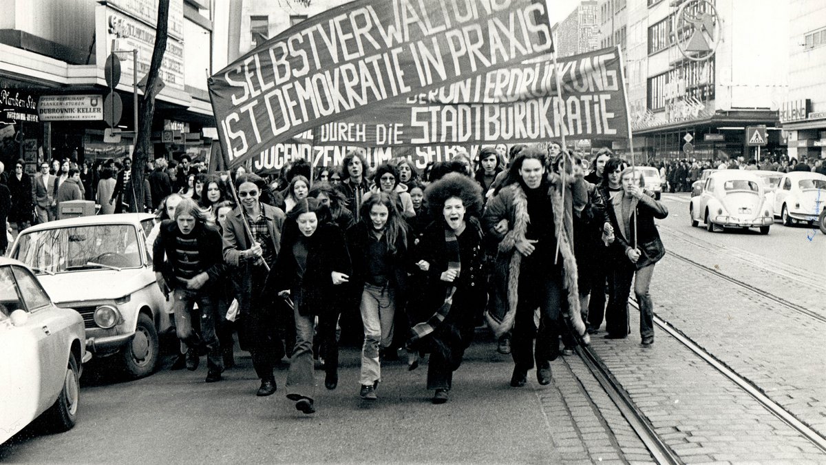 In Mannheim erkämpften sich Jugendliche 1972 ihr selbstverwaltetes Jugendzentrum politisch durch Demos und Unterschriftenaktionen, nachdem ihr früheres Haus geschlossen wurde. Foto: Willi Hölzel/Tobias Frindt