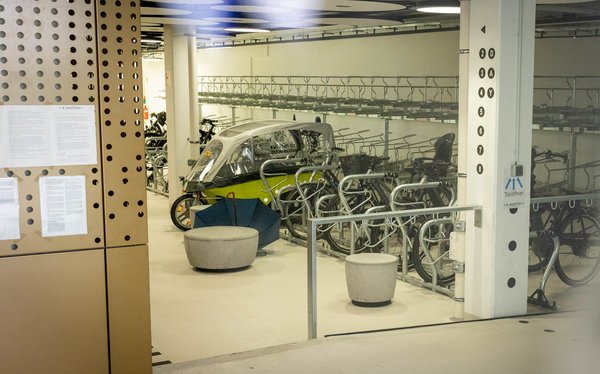 Drinnen weisen Nummern den Weg zum gebuchten Platz – wobei am Ende egal ist, wo das Rad steht. 