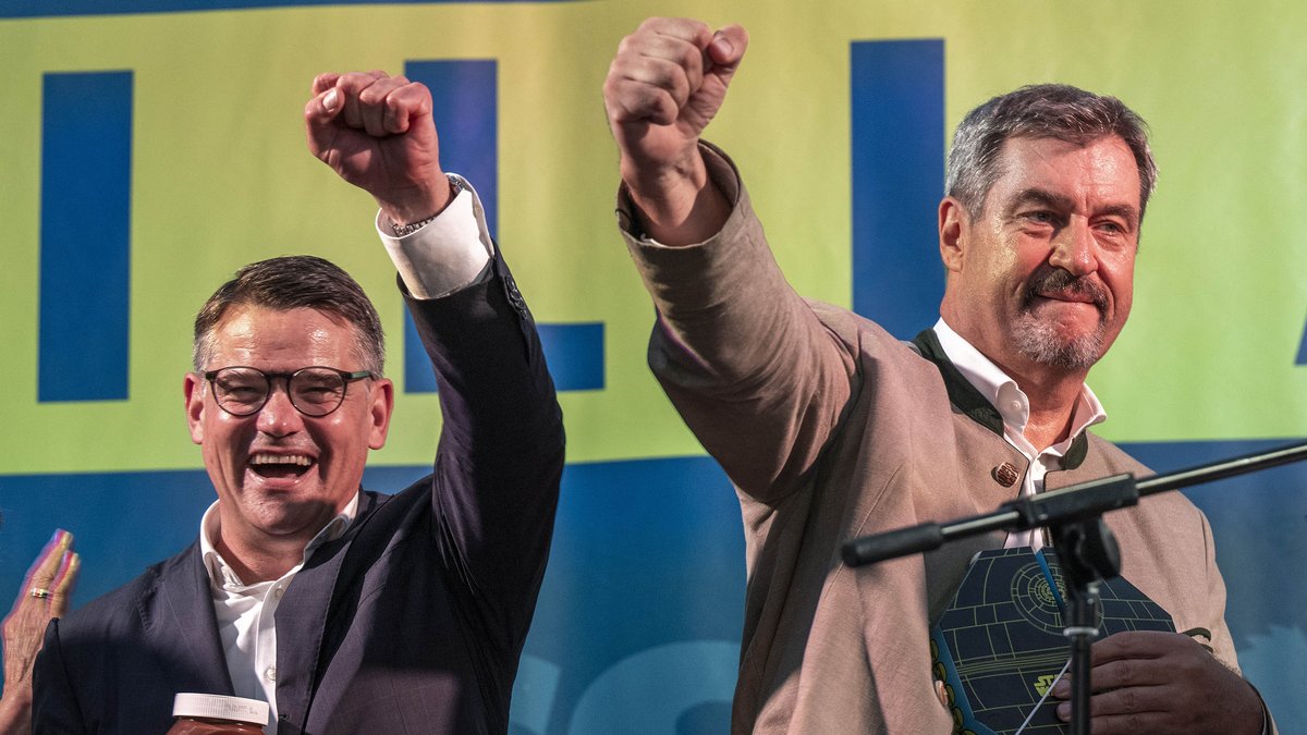 Zeigen, wo der Populismus-Hammer hängt: die MPs Boris Rhein (CDU, l.) und Markus Söder (CSU) beim Politischen Frühschoppen Gillamoos. Foto: Peter Kneffel, dpa