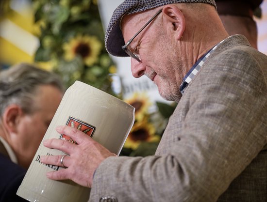 So teuer wie zwei Halbe Bier im Monat? Verkehrsminister Hermann mit Maßkrug auf dem Cannstatter Volksfest.