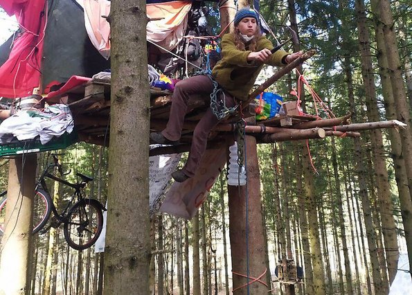 ... und Fahrräder hängen hoch. Foto: Altdorfer Waldbesetzung ... und Fahrräder hängen hoch. Foto: Altdorfer Waldbesetzung