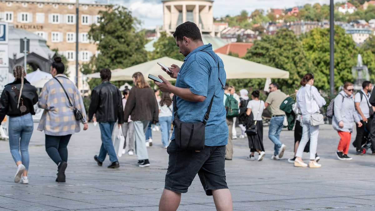 Dieser Mann am Stuttgarter Schlossplatz sieht sich sogar gezwungen, zwei Handys gleichzeitig bedienen zu müssen.