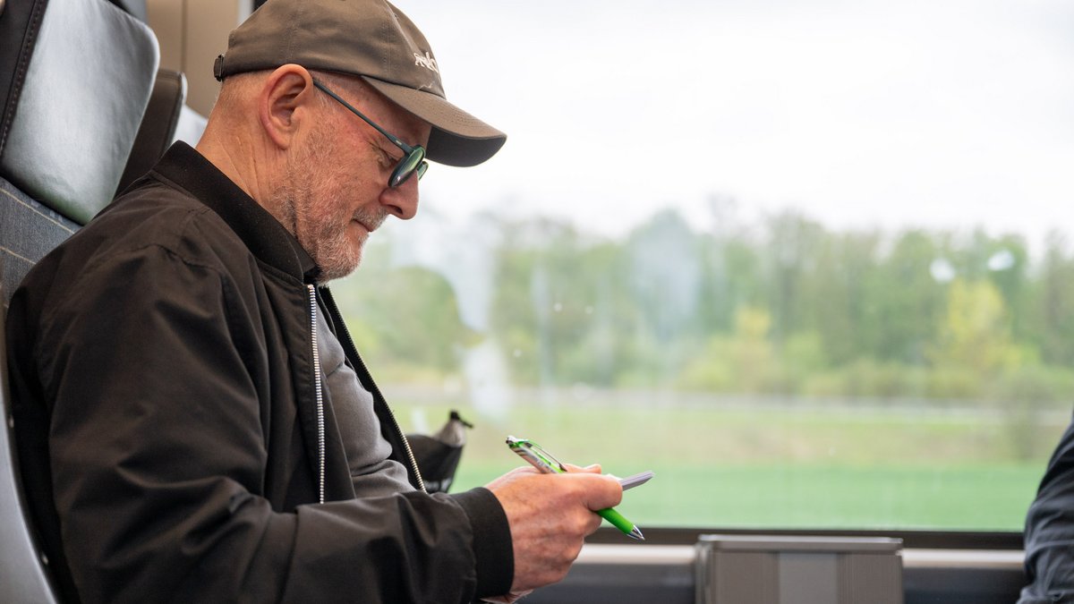 Anreise mit dem Regionalzug. Noch schnell die Rede durchgehen.