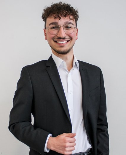 Schüler:innenvertreter Berat Gürbüz fand an dem Plakat nichts zu kritisieren. Foto: Kevin Erath Schüler:innenvertreter Berat Gürbüz fand an dem Plakat nichts zu kritisieren. Foto: Kevin Erath