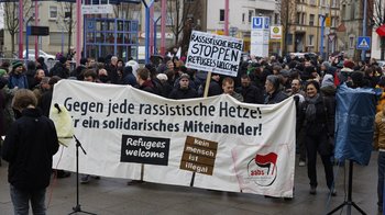 Flüchtlinge willkommen: Demo gegen Borniertheit in Stuttgart-Feuerbach. Foto: Martin Storz