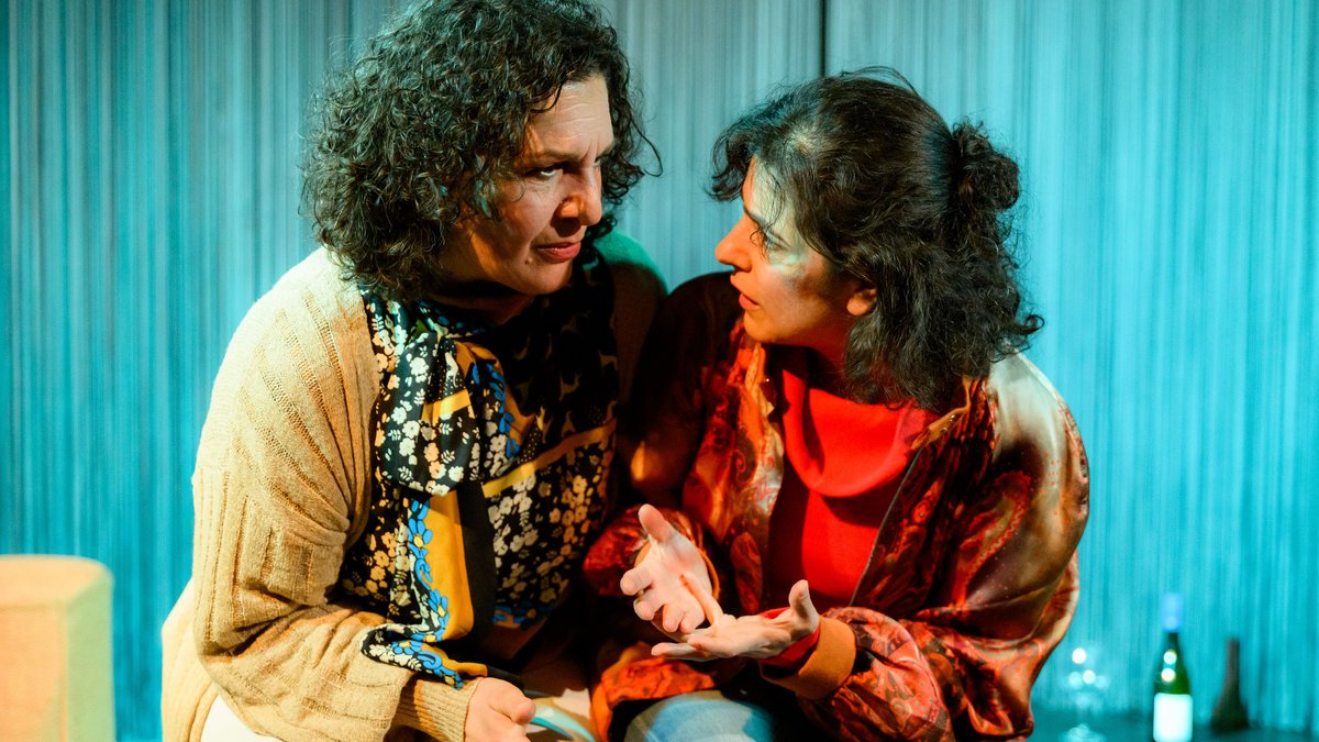 Englischlehrerin Astrid (Schirin Brendel, links) mit ihrer sehr viel jüngeren Lebensgefährtin Klara (Esrah Ugurlu). Fotos: Stephan Haase