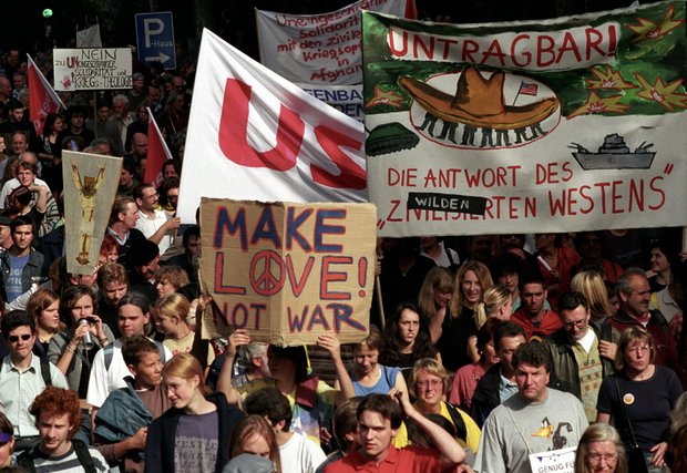 Kundgebung 2001 "gegen Terrorismus und Krieg" in Stuttgart. Foto: Jo E. Röttgers 