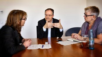 "Herr Stoch, wie erklären Sie sich diese verklemmte, verkniffene Diskussion?" Kontext-Redakteurinnen Susanne Stiefel (links) und Johanna Henkel-Waidhofer im Gespräch mit Andreas Stoch. 