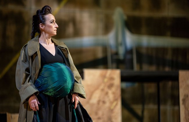 Andromache (Elif Veyisoglu), die sich durch ihre Schwangerschaft Vorteile erhofft.