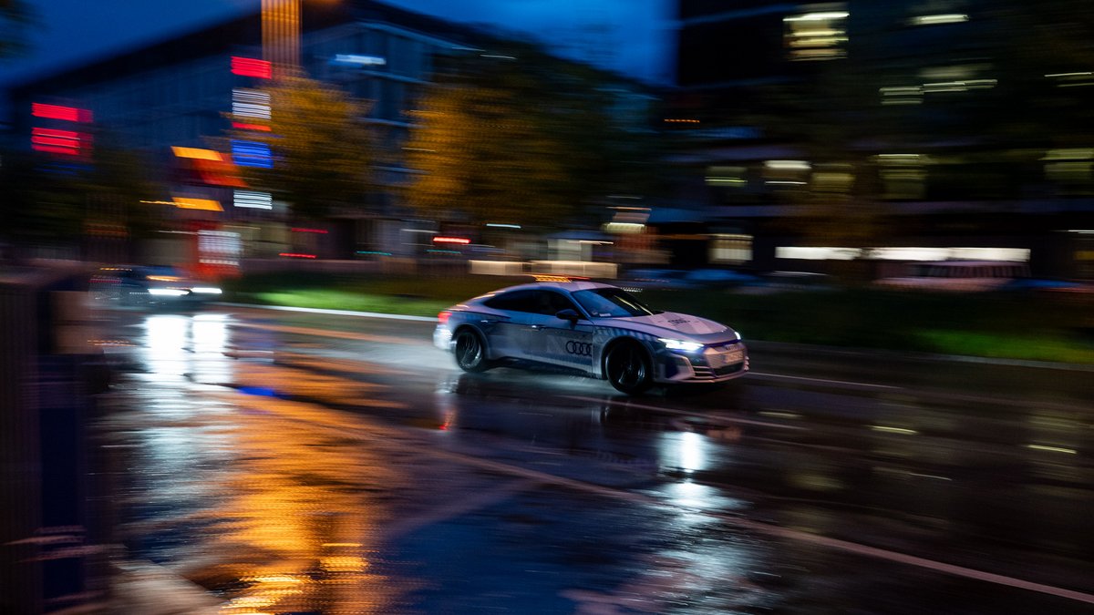 Rennwagen auf der Theodor-Heuss-Straße, Stuttgarts Poser-Meile und nachts Tempo-30-Zone. Foto: Jens Volle