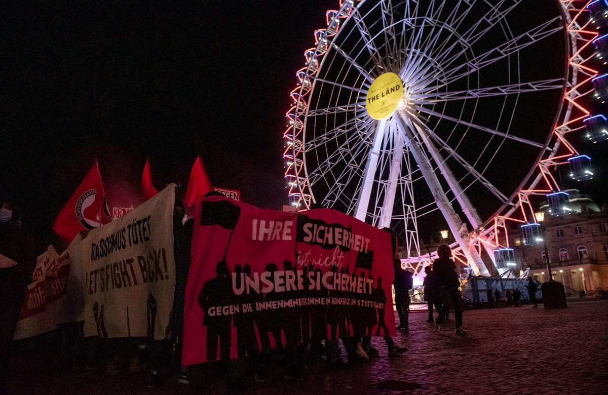 Im Dezember trafen sich drei Innenminister in Stuttgart zur Innenministerkonferenz. Demonstranten zogen am Abend an Stuttgarts Riesenrad vorbei.  Im Dezember trafen sich drei Innenminister in Stuttgart zur Innenministerkonferenz. Demonstranten zogen am Abend an Stuttgarts Riesenrad vorbei.