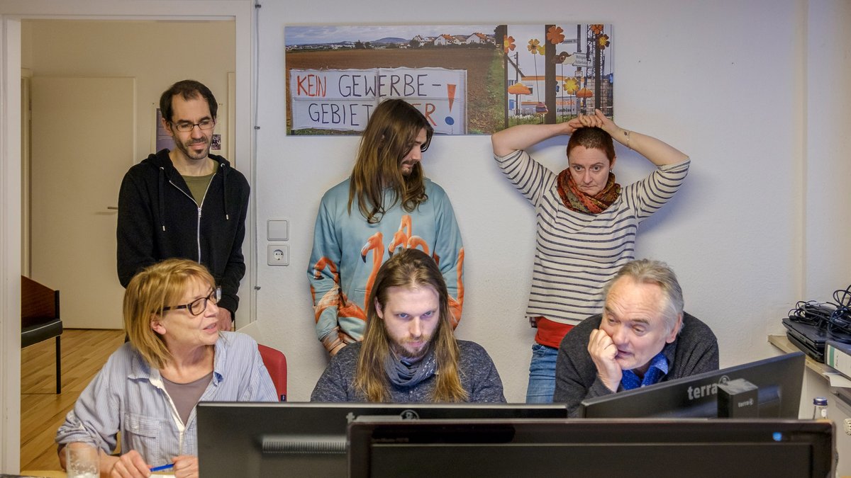 Langer Arbeitstag: Schlusskonferenz zu später Stunde, März 2018. Mit dabei sind Oliver Stenzel (zweite Reihe links), Minh Schredle (zweite Reihe mitte) und Johannes Pimpl (erste Reihe mitte). Stenzel und Schredle wurden 2016 und 2017 Redakteure, Pimpl unterstützte bis 2018 die Produktion. Foto: Joachim E. Röttgers