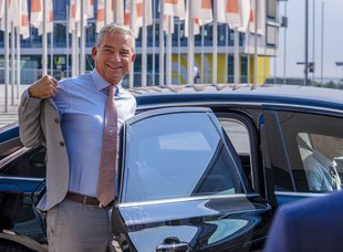 Innenminister Thomas Strobl (CDU) steigt aus seiner dienstlichen CO2-Schleuder.