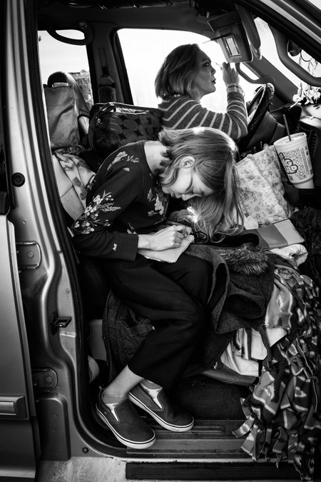 Serie "American Avenue": Mariana, 11, übt Matheaufgaben in dem Van, der ihr Zuhause ist. Sie war seit drei Jahren nicht mehr in der Schule, aber sie übt, was sie noch weiß. Ihre Mutter legt Make-up für Silvester auf, obwohl sie keine Pläne hat, irgendwohin zu gehen. Dallas, Texas, Dezember 2018.