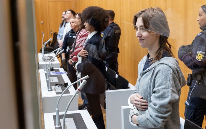 Die fünf Angeklagten in Handschellen und hinter Glas.