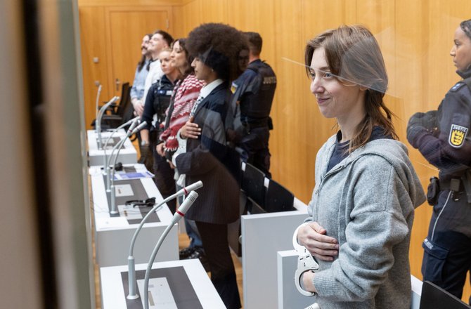 Die fünf Angeklagten in Handschellen und hinter Glas.