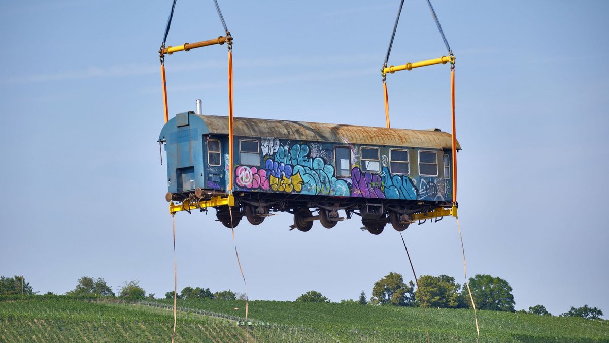Inzwischen hängen sie nicht mehr in der Luft: Fotos vom Umzug der Waggons mit Klick auf den Pfeil.