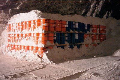 Abfall fassweise gestapelt bis zur Decke. Foto: SSW AG