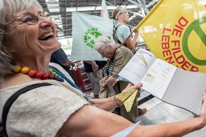 Papierflieger mit links beschriftet? Foto: Jens Volle Papierflieger mit links beschriftet? Foto: Jens Volle