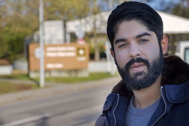 Verdächtig: Journalist Emran Feroz vor dem Objekt seiner Berichterstattung. Foto: Joachim E. Röttgers