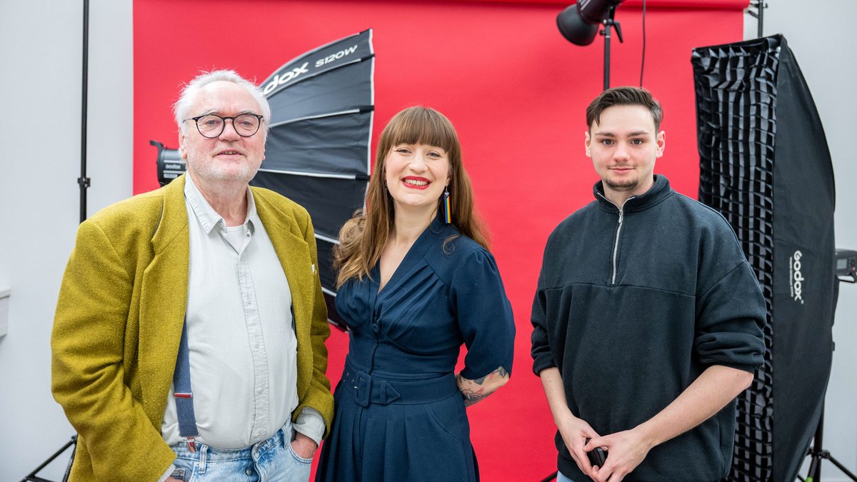Später wird vor der selben Kulisse die Linken-Politikerin Heidi Reichinnek fotografiert. Das Interview dazu führen Josef-Otto Freudenreich und Korbinian Strohhuber (rechts), der seit September 2024 Redakteur ist. Foto: Jens Volle