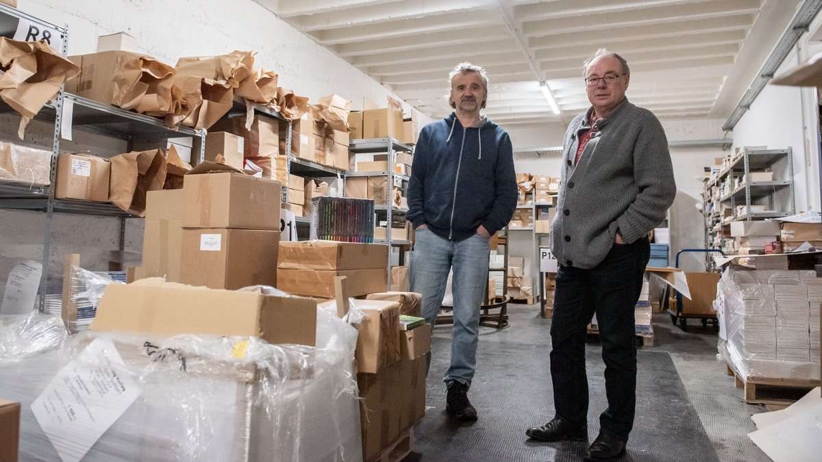 Schmetterling-Verleger Jörg Hunger (l.) und Paul Sandner in ihrem Lager. Fotos: Jens Volle