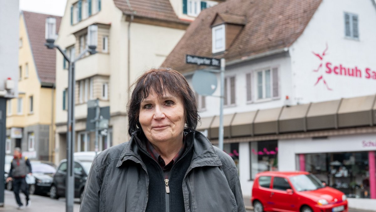Elke Martin vor dem Haus in der Stuttgarter Straße 114 in Feuerbach. Foto: Jens Volle