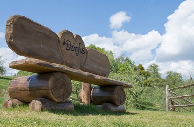 Alpines Idyll im Schwäbischen. S'Bankerl mit Aussicht auf s'Dörfle.