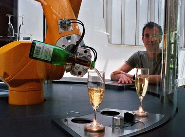 Nach Prognosen könnte bald jeder fünfte Job von Robotern und Computern übernommen werden. Prost (und Bedenken second)!