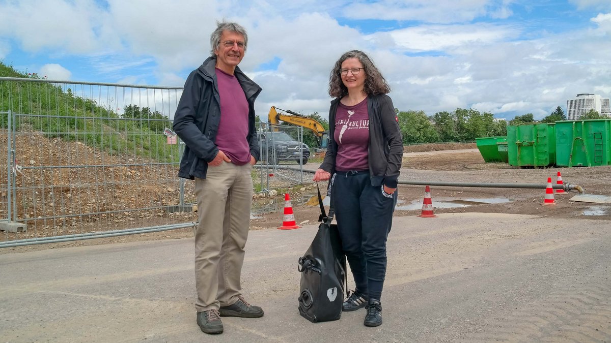 Bagger frei im Baugebiet Kleineschholz – und vielleicht auch für die Bauprojekte von Hubert Hoffmann und Helma Haselberger. Fotos: Fabian Kienert