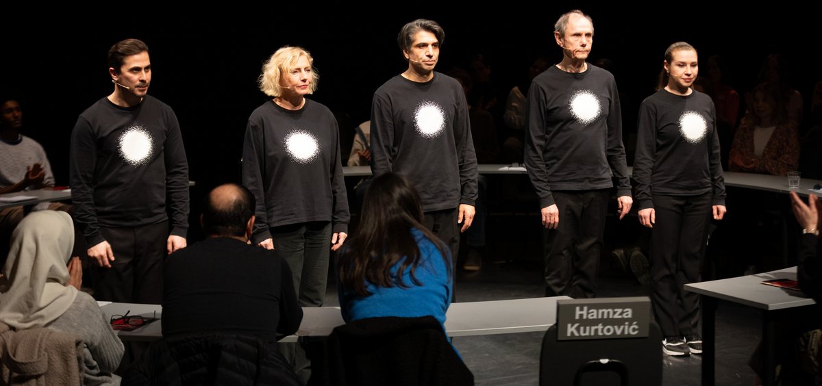 Am Ende betroffenes Schweigen. Die Schauspieler:innen Irfan Kars, Katja Schmidt-Oehm, Ufuk Oehlerking, Stephan Moos und Larissa Ivleva (v.li.).