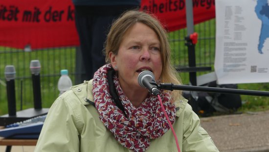 HKs Grüne-Länder-Strategie? "Reiner Hohn", meint Cora Mohr mit Blick auf die vielen gegen Flüchtlinge gerichteten Waffen. HKs Grüne-Länder-Strategie? "Reiner Hohn", meint Cora Mohr mit Blick auf die vielen gegen Flüchtlinge gerichteten Waffen.