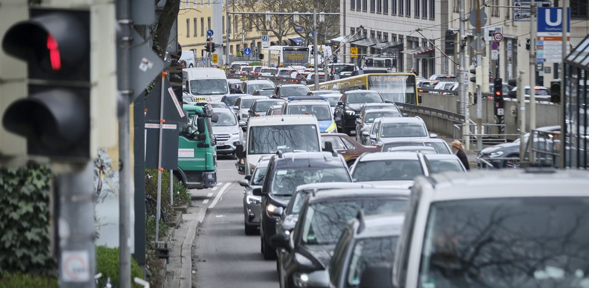 Verkehrsstillstand in Stuttgart. Auch im Bund? Die Verkehrswende bleibe im neuen Koalitionsvertrag unterbelichtet, findet Landesverkehrsminister Winfried Hermann (Grüne). Fotos: Joachim E. Röttgers