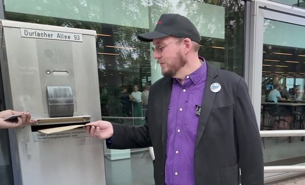 James Hiatt wirft den Brief an den EnBW-Vorstand ein. Foto: Joe Cantu
