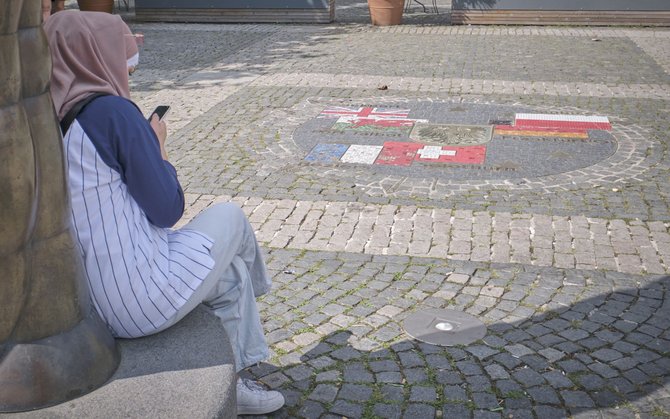Internationale Partnerschaften (wie am Heilbronner Rathaus) bedeuten noch kein Willkommen für Geflüchtete.