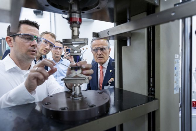 Demonstration an einer Zugprüfmaschine. Von links: Christoph Schüle (Trelleborg-Management), Bernhard Grieb (Leiter der Stuttgarter Wirtschaftsförderung), Thomas Uhlig (Trelleborg-Management) und Oberbürgermeister Frank Nopper. Foto: Julian Rettig
